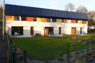 Inspiration pour une façade de maison design.