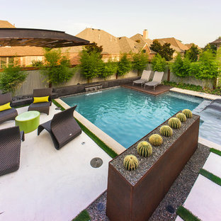 Kleiner Industrial Pool hinter dem Haus in rechteckiger Form mit Wasserspiel in Dallas