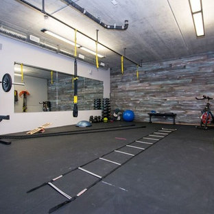 カルガリーの大きいトランジショナルスタイルのおしゃれな多目的ジム (グレーの壁、コルクフローリング、黒い床) の写真