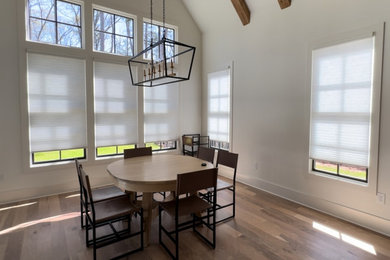 Große Urige Wohnküche mit beiger Wandfarbe, braunem Holzboden und braunem Boden in Atlanta