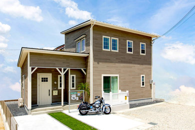 Ejemplo de fachada de casa gris y gris marinera de tamaño medio de dos plantas con revestimiento de madera, tejado de un solo tendido y tablilla