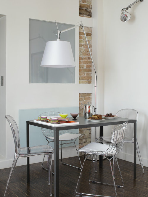 Idées déco pour une salle à manger contemporaine avec un mur blanc et un sol en bois foncé.