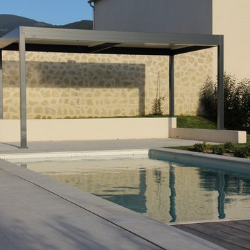 Pose d'une pergola gamme Essentiel au bord d'une piscine dans le Vaucluse