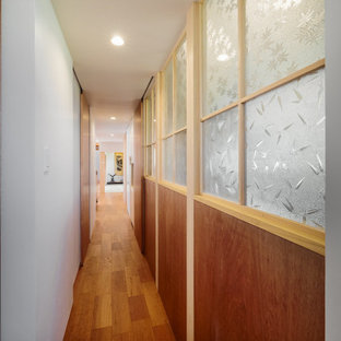 Cette photo montre un petit couloir tendance avec un mur blanc, un sol en bois brun, un sol beige, un plafond en lambris de bois et du lambris de bois.