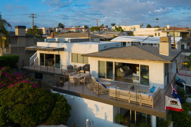 Beach style exterior home photo in Los Angeles