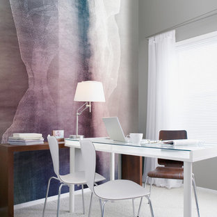 トロントのモダンスタイルのおしゃれな書斎 (紫の壁、カーペット敷き、自立型机) の写真