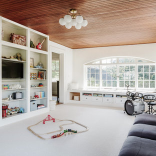 Foto di una cameretta per bambini da 4 a 10 anni chic con pareti bianche, moquette, pavimento bianco e soffitto in legno