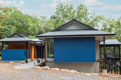Immagine della villa blu moderna a un piano di medie dimensioni con rivestimenti misti, tetto a capanna, copertura a scandole e tetto grigio