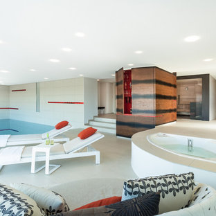 Gefliestes Modernes Sportbecken in rechteckiger Form mit Poolhaus in Stuttgart