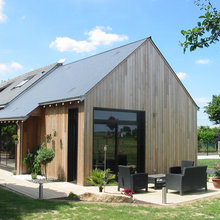 Architecture : Une extension en bois agrandit une longère percheronne