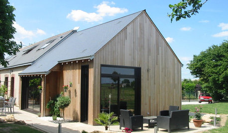 Architecture : Une extension en bois agrandit une longère percheronne