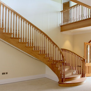 Создайте стильный интерьер: большая узкая прихожая в классическом стиле с бежевыми стенами, ковровым покрытием, двустворчатой входной дверью и входной дверью из светлого дерева - последний тренд