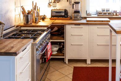 Offene, Zweizeilige, Große Landhausstil Küche in Berlin