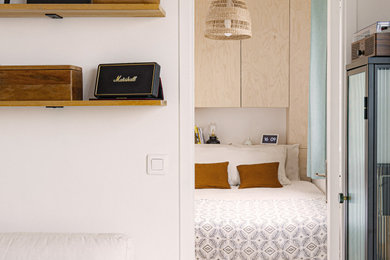 Imagen de dormitorio nórdico pequeño con paredes blancas y suelo de madera clara