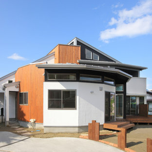 他の地域のコンテンポラリースタイルのおしゃれな家の外観 (マルチカラーの外壁) の写真