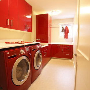 Modelo de lavadero contemporáneo con puertas de armario rojas y encimeras blancas