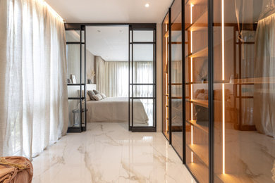 バルセロナにある広いトランジショナルスタイルのおしゃれな寝室のインテリア