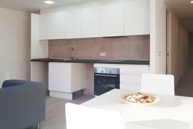 Modelo de cocina comedor lineal minimalista sin isla