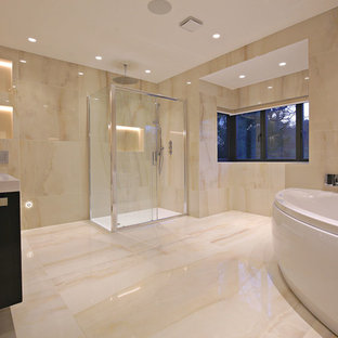 Idee per una grande stanza da bagno padronale minimalista con ante lisce, vasca idromassaggio, doccia aperta, WC sospeso, piastrelle beige, piastrelle in gres porcellanato, pareti beige, pavimento in gres porcellanato, lavabo integrato, pavimento beige, porta doccia scorrevole e top bianco