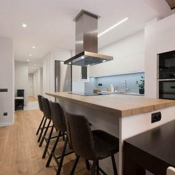 Isla de cocina con placa de cocción y barra para comer