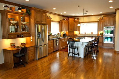 Example of a classic kitchen design in Columbus