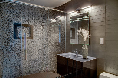 ニューヨークにある高級なコンテンポラリースタイルのおしゃれな浴室の写真