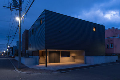 札幌にある中くらいなミッドセンチュリースタイルのおしゃれな家の外観 (メタルサイディング、下見板張り) の写真