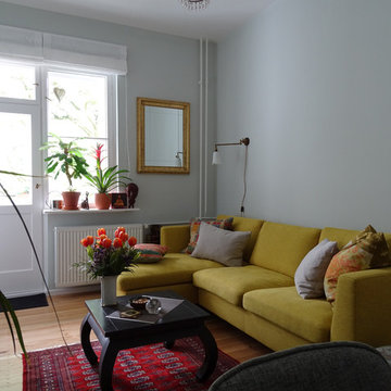 Kleines Wohnzimmer mit gelbem Sofa