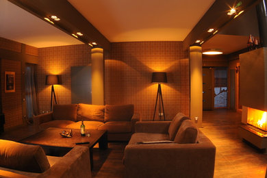Свежая идея для дизайна: гостиная комната среднего размера с полом из керамогранита, двусторонним камином, фасадом камина из штукатурки и коричневым полом без телевизора - отличное фото интерьера