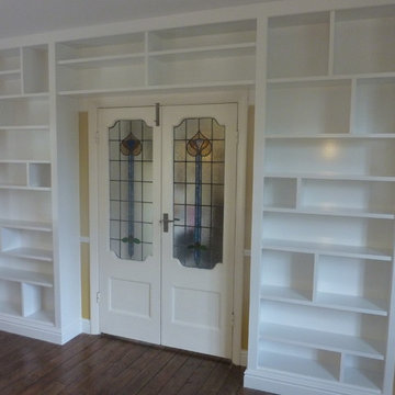 Wall shelving unit