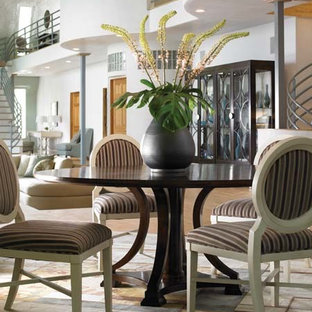 カルガリーの中サイズのトランジショナルスタイルのLDKの画像 (白い壁、淡色無垢フローリング)