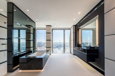 Großes Modernes Badezimmer En Suite mit flächenbündigen Schrankfronten, schwarzen Schränken, offener Dusche, weißem Boden, offener Dusche, schwarzer Waschtischplatte, schwarzen Fliesen, Unterbauwanne und Unterbauwaschbecken in München