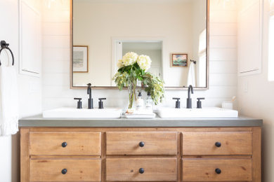 Home design - mid-sized coastal home design idea in Los Angeles