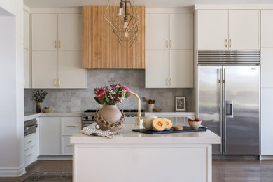 Mid-sized trendy eat-in kitchen photo in Los Angeles with an undermount sink, shaker cabinets, white cabinets, quartzite countertops, gray backsplash, ceramic backsplash, stainless steel appliances, an island and white countertops