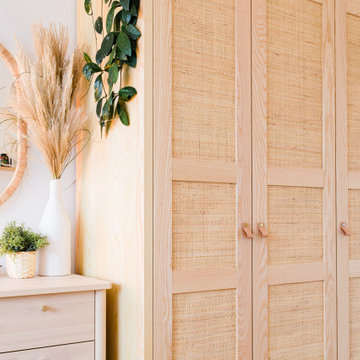 natürlich-moderner Rattankleiderschrank für Gästezimmer