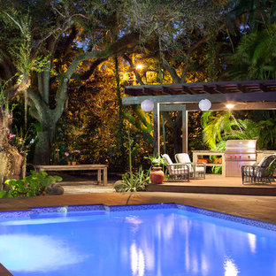 Großer Tropischer Pool hinter dem Haus mit Dielen in Miami