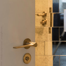 Joseph Giles FONTEYN Lever handles in brushed brass waxed - Door Handles