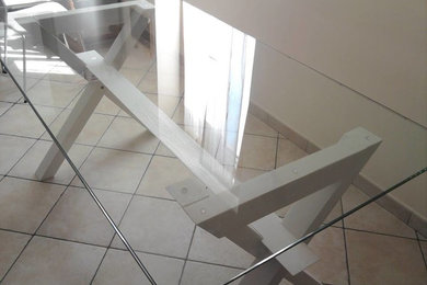 tavolo in legno con piano in vetro temp
