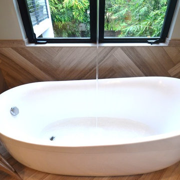 Bellaire - Lake Master Bathroom