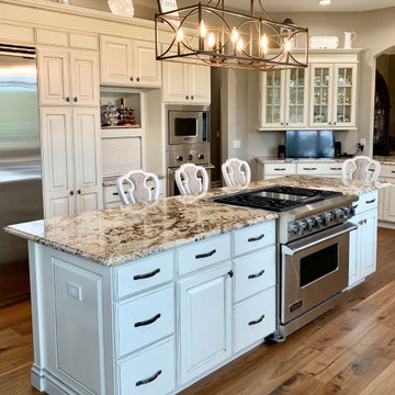 LeClaire Iowa Traditional Kitchen With Viking Appliances