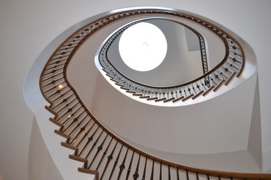 Aménagement d'un très grand escalier contemporain.