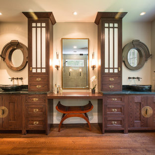 Ejemplo de cuarto de baño principal, asiático, con lavabo sobreencimera, armarios estilo shaker, puertas de armario de madera en tonos medios y suelo de madera en tonos medios