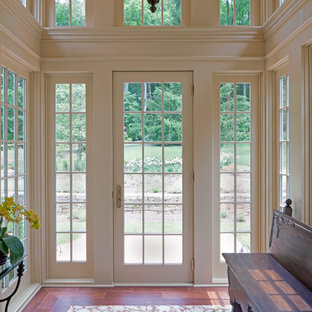 Idee per un ingresso con vestibolo chic di medie dimensioni con pavimento in legno massello medio e una porta bianca