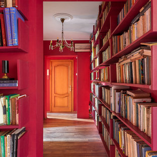 サンクトペテルブルクの中サイズのエクレクティックスタイルのおしゃれな玄関ホール (ピンクの壁、無垢フローリング) の写真