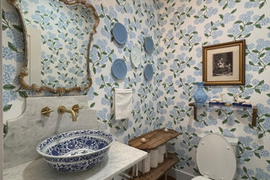 Diseño de cuarto de baño único y flotante de tamaño medio con baldosas y/o azulejos de mármol, encimera de mármol y encimeras blancas