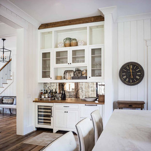 Ispirazione per un angolo bar country con ante in stile shaker, ante bianche, top in marmo, paraspruzzi con piastrelle in ceramica, pavimento in legno massello medio, pavimento marrone e top bianco