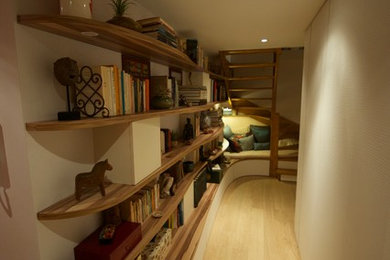 Inspiration pour un couloir minimaliste de taille moyenne avec un mur beige et parquet clair.