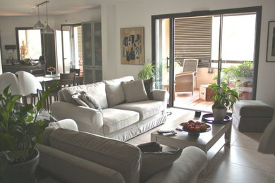 Photo of a transitional family room in Marseille.