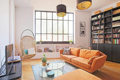 Exemple d'un salon tendance de taille moyenne et ouvert avec une bibliothèque ou un coin lecture, un téléviseur indépendant et un sol beige.