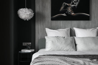 На фото: хозяйская спальня среднего размера в современном стиле с черными стенами, паркетным полом среднего тона, коричневым полом и акцентной стеной